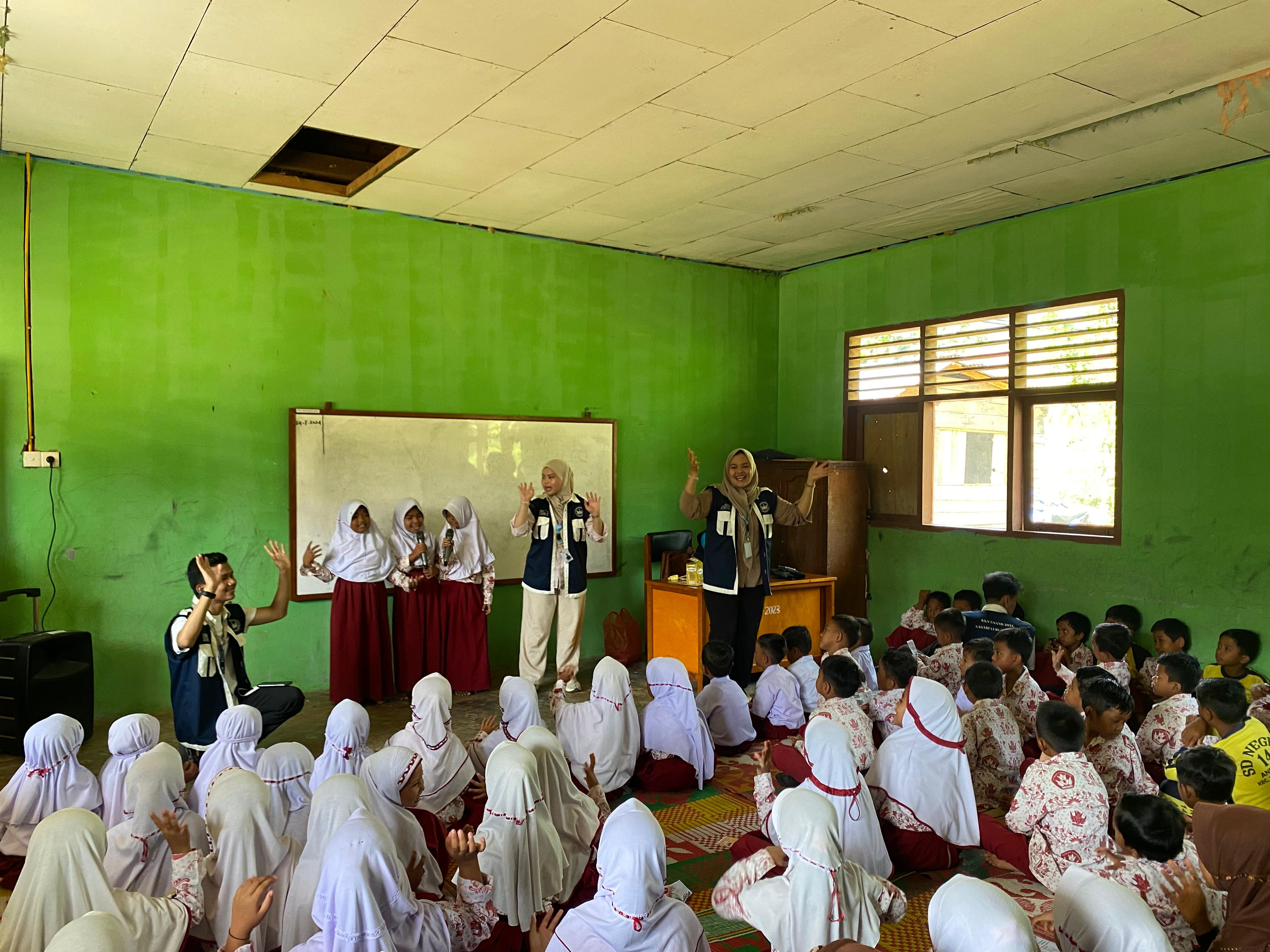 Mahasiswa  KKN Unand   melaksanakan program kerja Pentingnya Hidup Bersih dan Sehat (PHBS) di Nagari Lubuk Tarok, Kabupaten Sijunjung, 